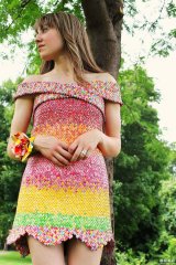 她花4年收集1万张糖果纸打造梦幻彩色洋装