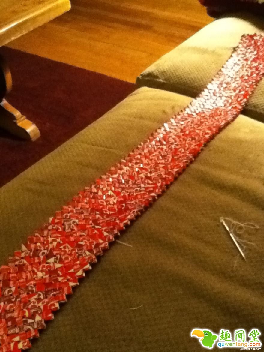 她花4年蒐集1万张糖果纸打造「梦幻彩色洋装」!看到全身超惊艳「鞋子也超美」!(11张)