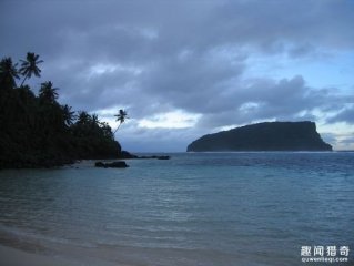 这座小岛人口不多却美女如云，房子都没有