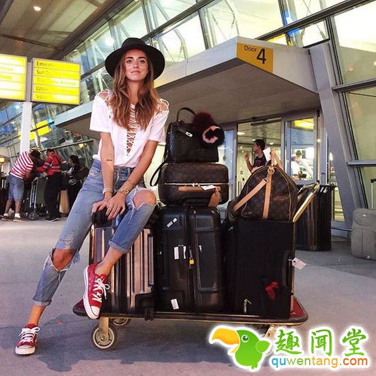 摒弃老套的自拍+v字手，看别人如何心机晒照片！