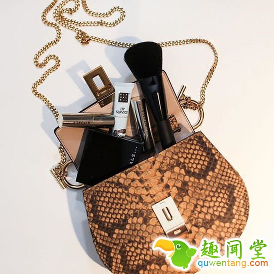 摒弃老套的自拍+v字手，看别人如何心机晒照片！