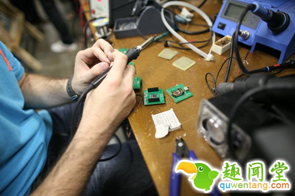 LED矩阵面罩：揭开隐藏的面部情绪 缩短人们之间的距离--阿里百秀