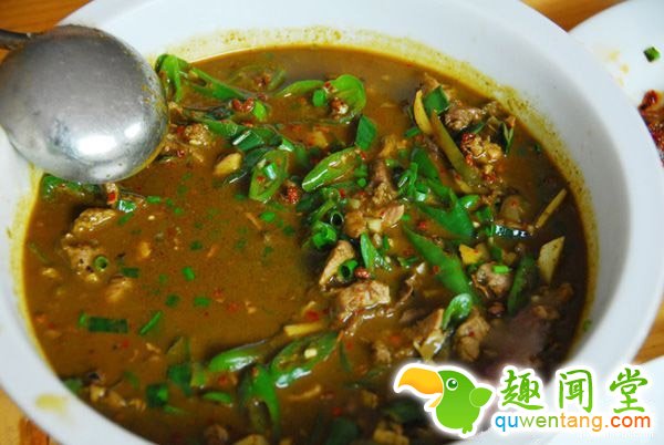 贵州特色美食牛粪火锅：煮时牛粪味，吃时极美味！(8)