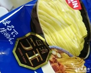 他只是在煮好的泡面中加了一个生鸡蛋，结