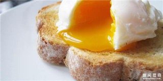 把蛋用保鲜膜包起来放到水中煮，最后的成