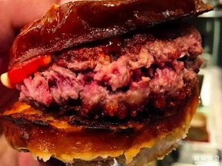 逼真的牛肉汉堡，绝不是用肉做的，你能猜