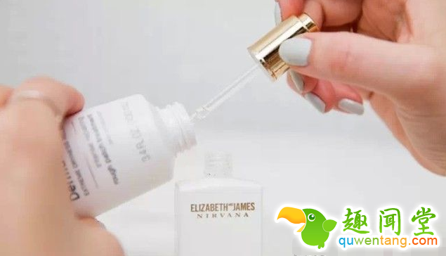 想香水持久留香吗？使用这17个惊天技巧就可以了