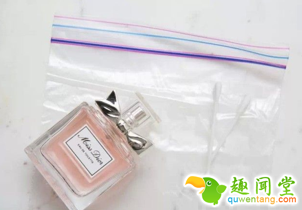 想香水持久留香吗？使用这17个惊天技巧就可以了