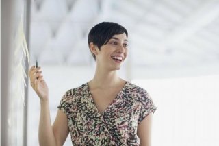 揭秘高层饭局：职场女性如何做到卖笑不失