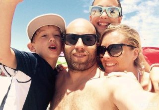 男子全家到海边游玩，突遇巨浪救他的不是