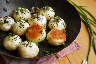 自己动手做生煎包子，脆底汤汁饱满，一口