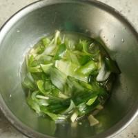 自己动手做生煎包子，脆脆的底，肉馅饱满的汤汁，一口咬下去