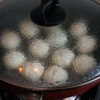 自己动手做生煎包子，脆脆的底，肉馅饱满的汤汁，一口咬下去