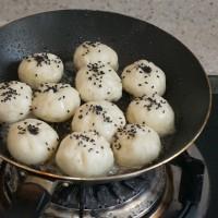 自己动手做生煎包子，脆脆的底，肉馅饱满的汤汁，一口咬下去