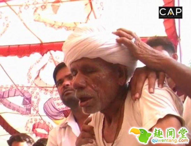 厉害了我的哥，印度老头常年表演被眼镜蛇咬舌头