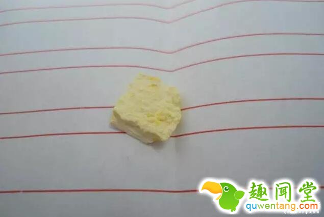 男子带着一批「夹心饼乾」过境，却被警察拦下并要求他「吃一块」。。。瞬间被吓得腿软！