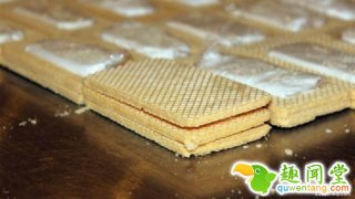 男子带着一批「夹心饼干」过境，却被警察