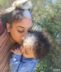 看到这个家族的“白发胎记”，才知道基因