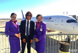 英国19岁小伙拥有一份美差，享受飞机上的