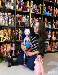 美全职妈妈少女心爆棚，花光遗产收集洋娃