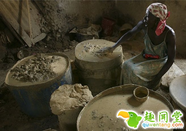 海地人因为太穷买不起食物「只能吃烂泥土饼乾」勉强果腹，「孩子们表情一脸满足」让我超惭愧!