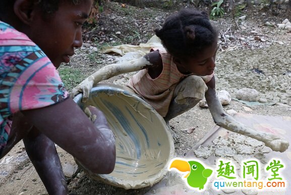 海地人因为太穷买不起食物「只能吃烂泥土饼乾」勉强果腹，「孩子们表情一脸满足」让我超惭愧!
