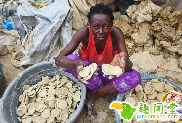 海地人因为太穷买不起食物「只能吃烂泥土饼乾」勉强果腹，「孩子们表情一脸满足」让我超惭愧!