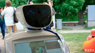 机器人二度逃离实验室，尴尬的是刚出大门