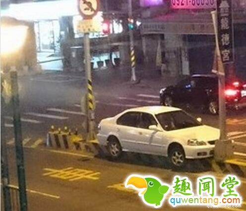 这司机停车技术真牛！我想知道这到底是怎么停上去的 第2张图片