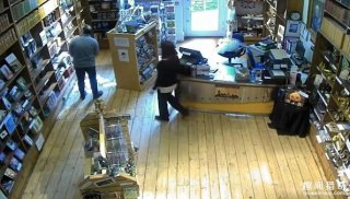 博物馆又闹鬼，传单竟自己“喷射”出来