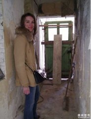 法国情侣1欧元买山洞，改造成惊艳别墅