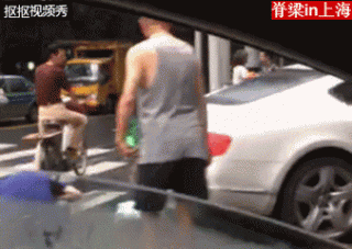 宾利撞到路边老房子，听到屋主报价后差点