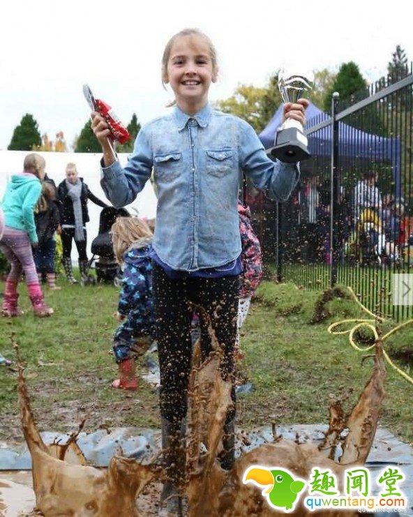 英国举行跳水坑比赛 各地的萌娃们都前来参赛 第7张图片