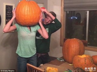 萌妹子把脑袋塞进了南瓜里，下一幕竟发生