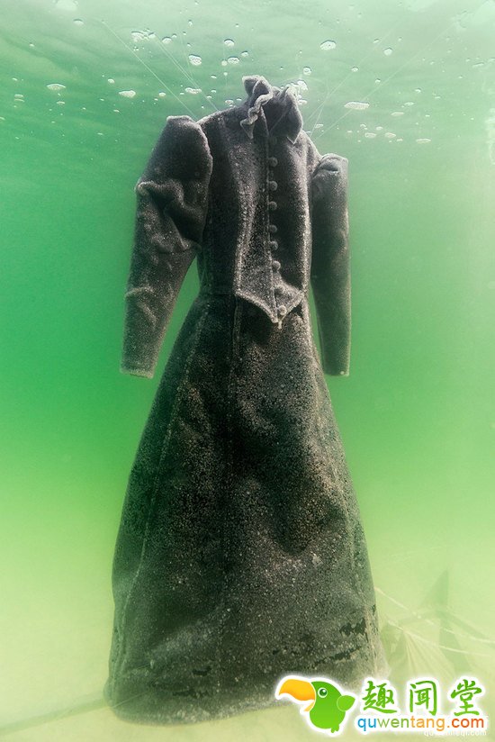 她把一件黑色长袍扔进死海，2年后竟变成这样！