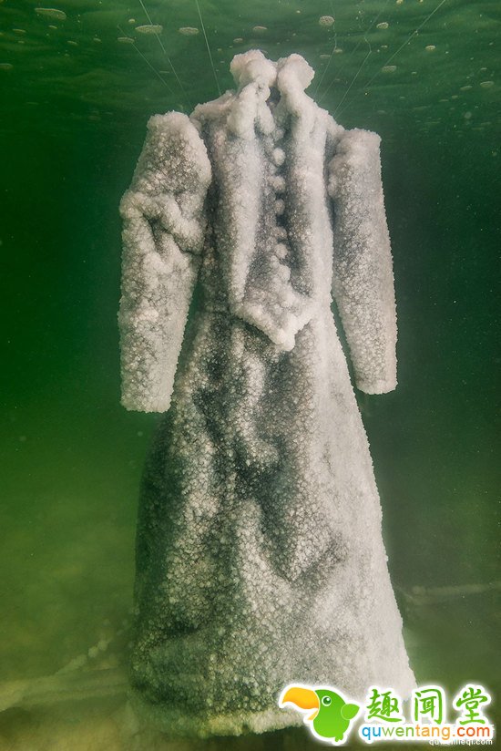 她把一件黑色长袍扔进死海，2年后竟变成这样！