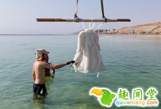 她把一件黑色长袍扔进死海，2年后竟变成这样！