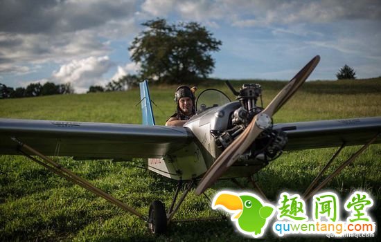 捷克男子用两年时间自制木质飞机，开飞机上下班