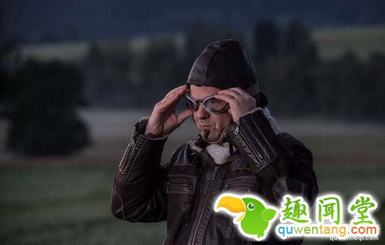 捷克男子用两年时间自制木质飞机，开飞机上下班