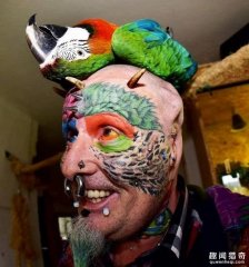 56岁男子割掉双耳，整容成鹦鹉模样，只为