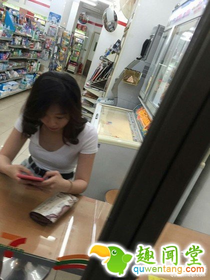 網友夜晚去便利商店看到正妹想拍照，沒想到就拍到了靈異鬼臉自己整個嚇壞。直到正妹站起來...