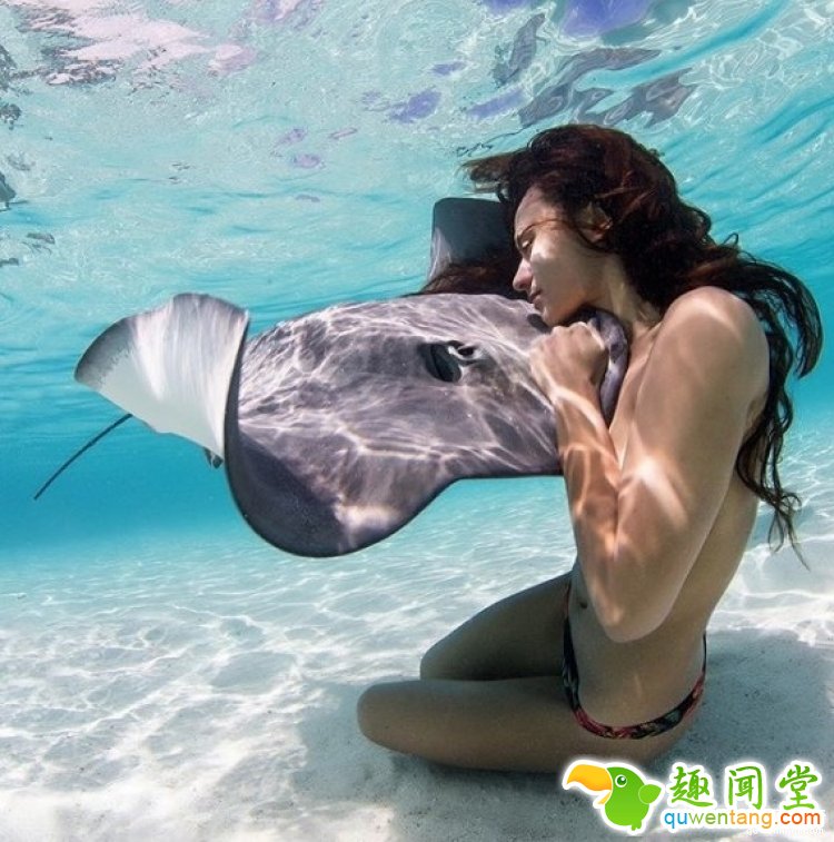 泰国模特和毒性黄貂鱼拍裸体合影，其实是想打破固有观念