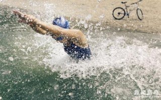 男子游泳首见新婚妻子素颜，结婚短短几天