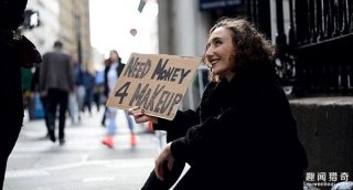 美妆容精致女子穿皮草大衣当街乞讨竟获多