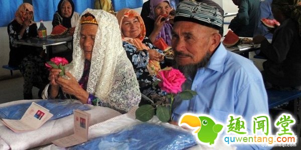 71岁爷爷不顾女儿反对娶「114岁老奶奶」为妻！没想到他坚持这么做的原因是....看了超温暖！