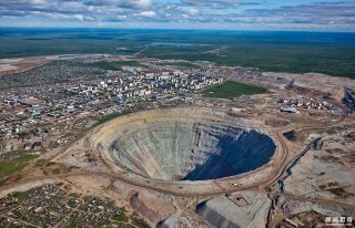 实拍俄远东庞大钻石矿坑，可产生涡旋吸入