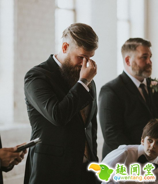 瘫痪新娘婚礼现场突然站起与新郎共舞，惊呆众人