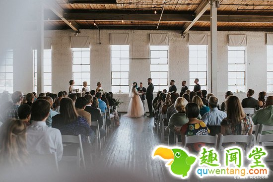 瘫痪新娘婚礼现场突然站起与新郎共舞，惊呆众人