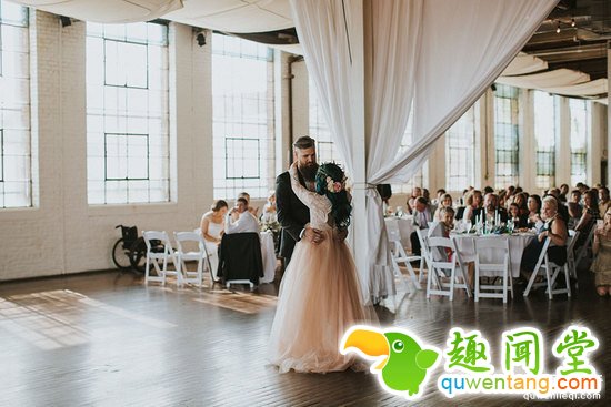 瘫痪新娘婚礼现场突然站起与新郎共舞，惊呆众人