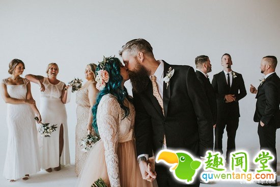 瘫痪新娘婚礼现场突然站起与新郎共舞，惊呆众人